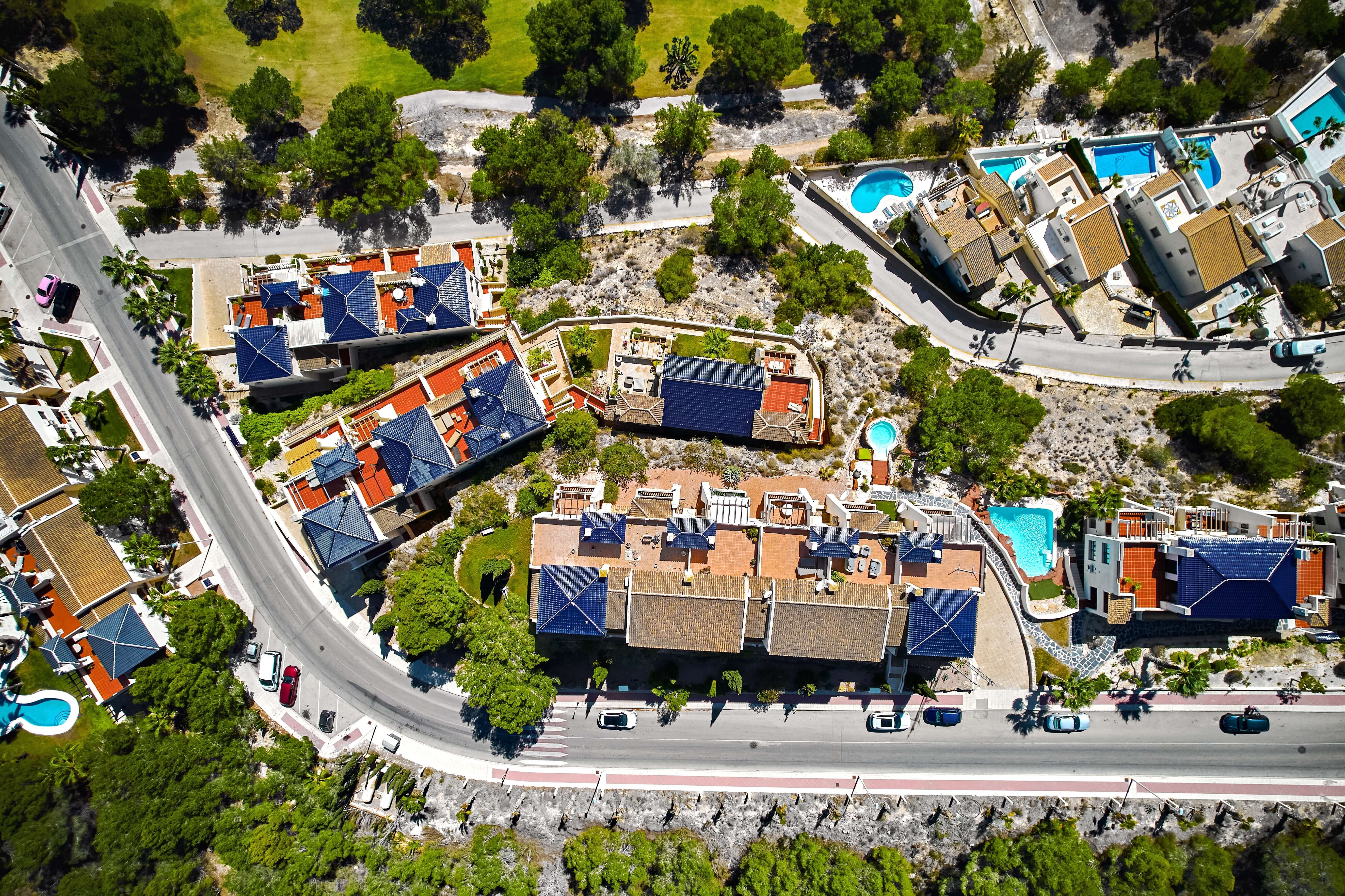 Punto de vista de drones de villas de lujo con piscinas durante el soleado día de verano. España, Costa Blanca.