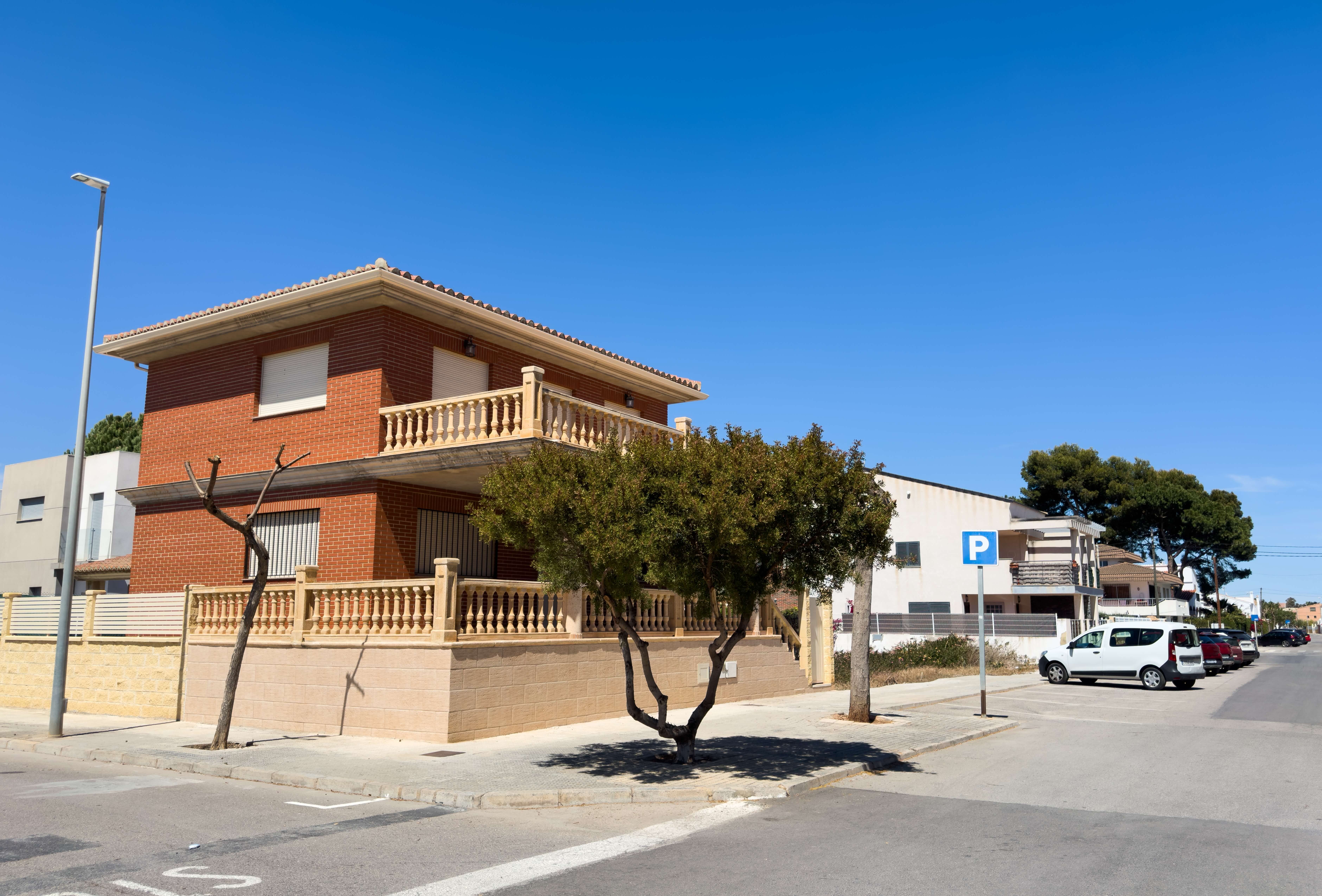 Pueblo de apartamentos áticos en España.